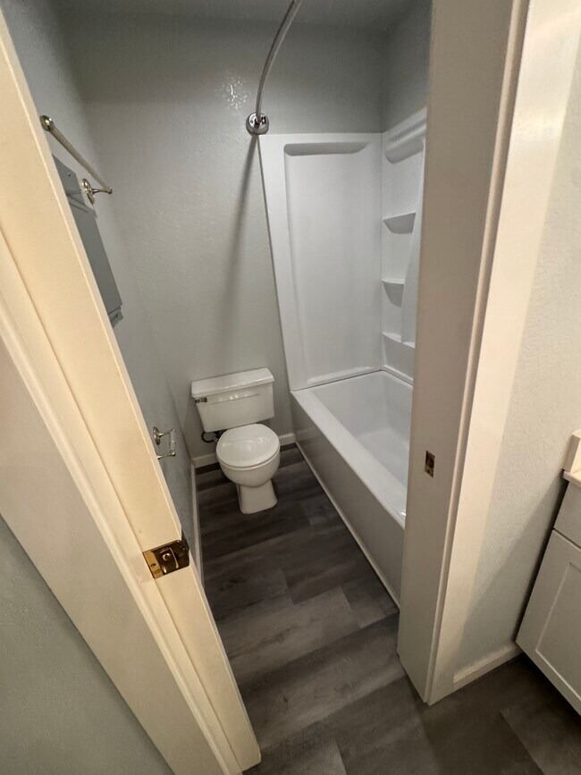 Building Photo - 166 Farm Ln