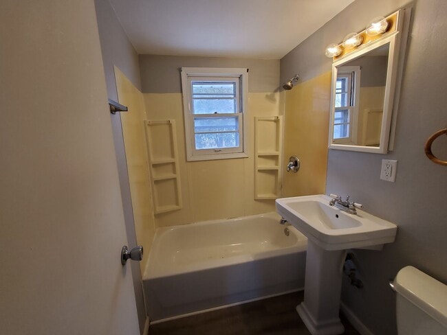 Building Photo - 2 Bedroom House  in Silvis