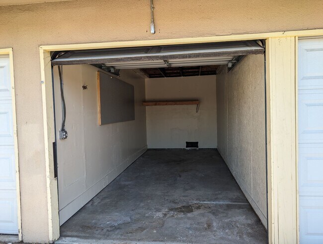 Building Photo - University Triplex