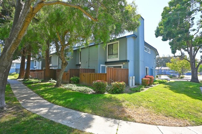 Building Photo - $3190 -- Beautifully Remodeled Townhome in...
