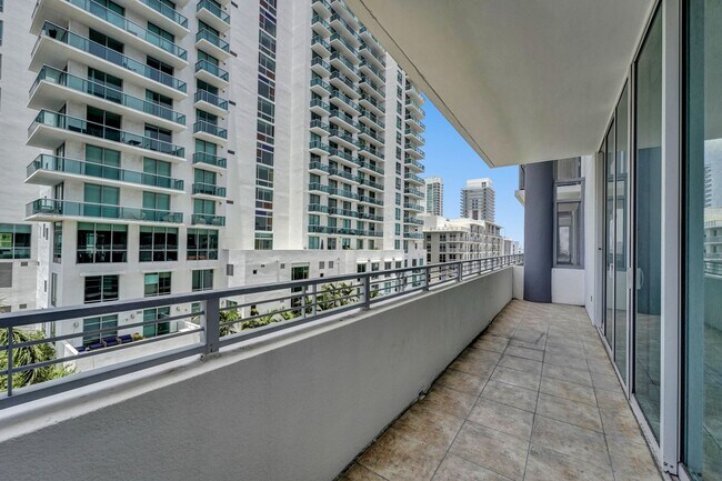 Building Photo - 1 bedroom and 1 bath condo located east side of Biscayne Blvd Miami Florida