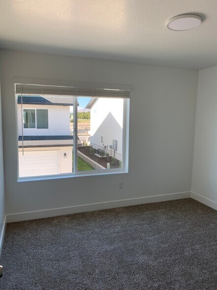 Building Photo - 452 W 85 S
