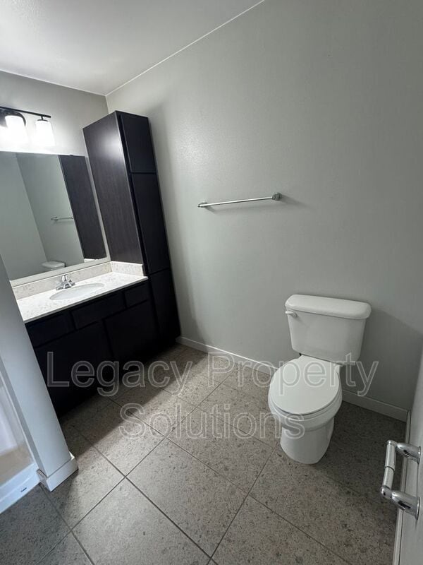 Building Photo - 202 E Greenfield Ln