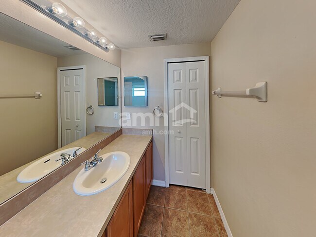 Building Photo - 25815 Crippen Dr