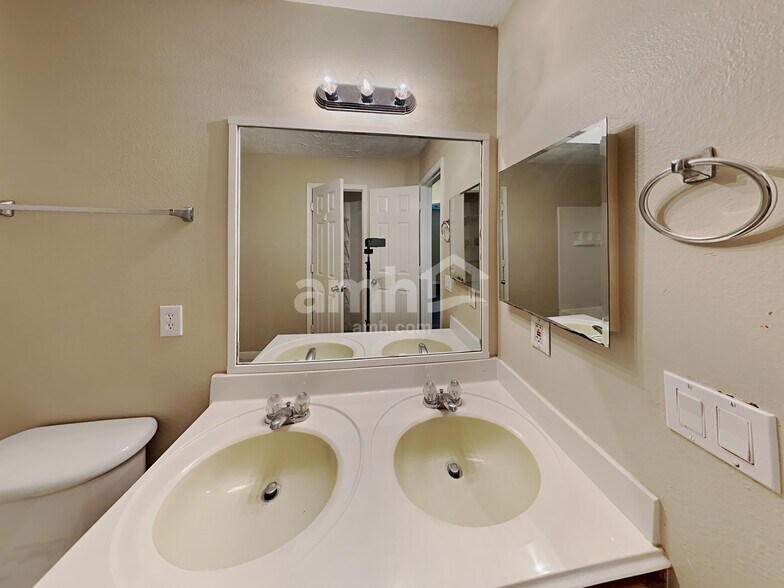 Building Photo - 16623 Grenada Falls Dr