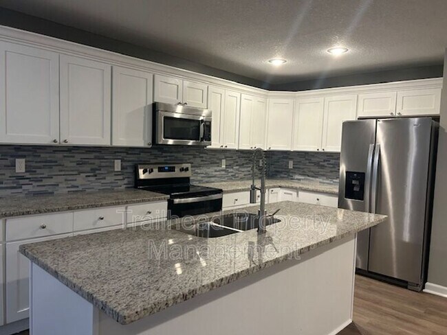 Building Photo - 605 Hillcrest St