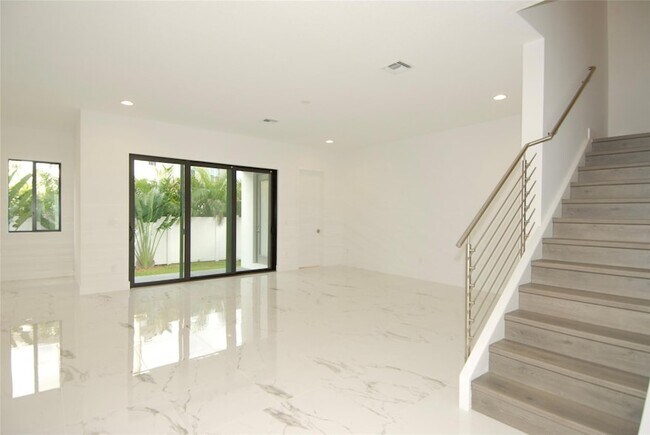 Building Photo - 1421 SW 23rd Ct
