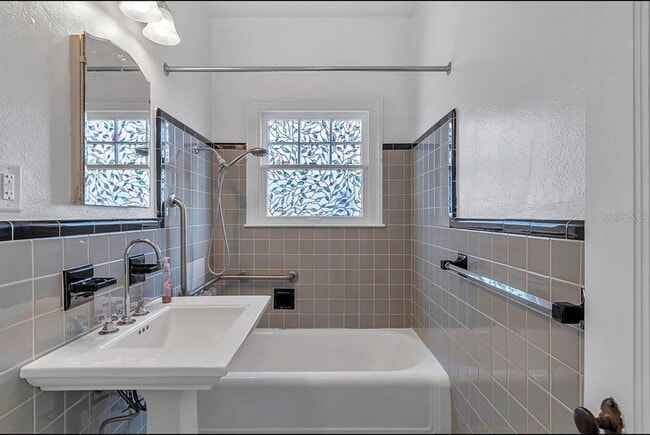 Building Photo - 316 18th Ave NE