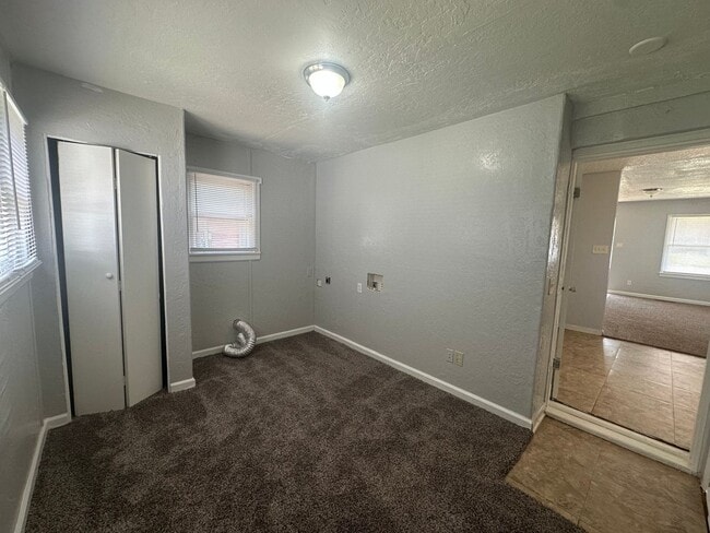 Building Photo - 2 Bed, 1 Bath, 1 Car Garage