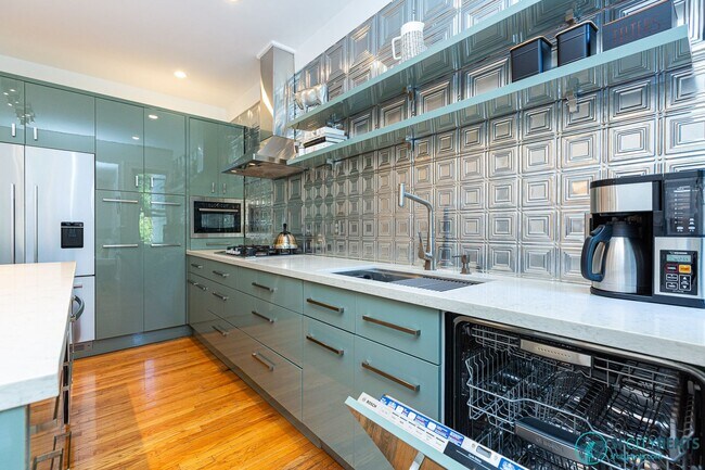 Building Photo - Castro: UNFURNISHED Top Floor Flat w/ Private Deck, W/D in unit & Garage Parking