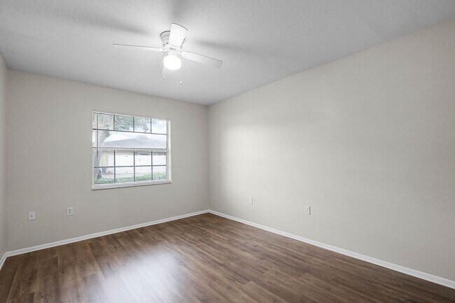 Building Photo - CONDOMINIUM FIRST FLOOR 2 BED 1 BATH, FULLY RENOVATED