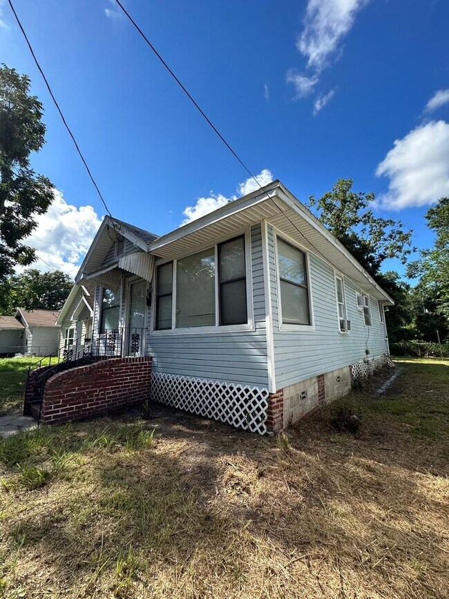 Building Photo - Fully Renovated 2/1 Single Family Ready to Move In!!!