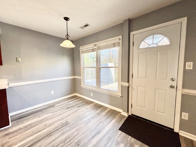 Building Photo - Gorgeous Townhome in Virginia Beach