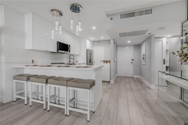 Building Photo - 100 Lincoln Rd