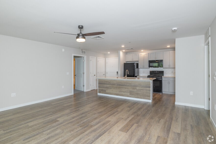 2BR, 2BA - 1,217SF - Living Room - Commerce Park Apartments