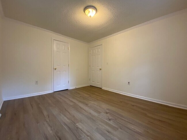 Building Photo - 1/2 MONTH OFF * 2-Bed 1 bath | 5 Minutes to Downtown)