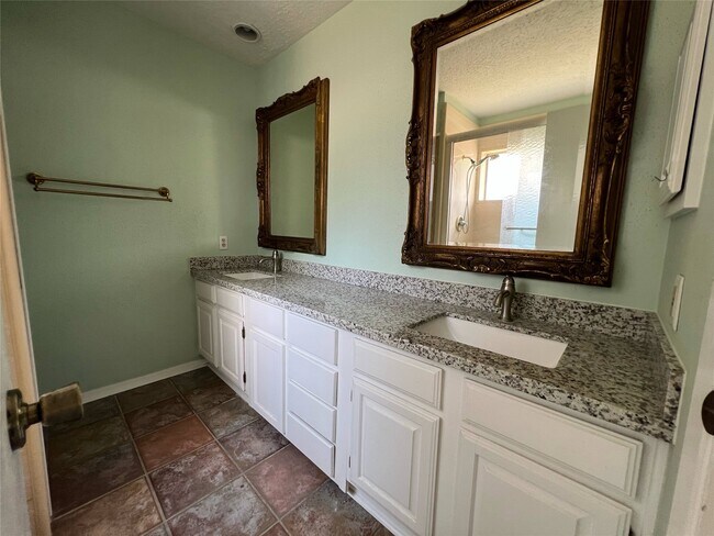 Building Photo - 2134 Collingsfield Dr