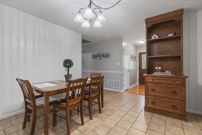 Building Photo - 1917 Sharon Rd