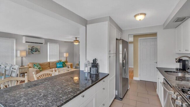 Building Photo - 1226 1/2 Briarwood Rd-