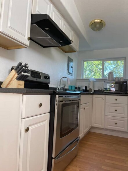 Building Photo - 3345 Lakeshore Blvd