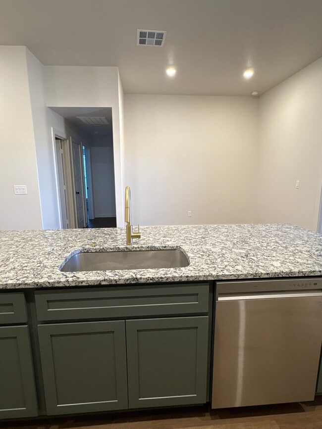 Building Photo - 2132 Langford Ave