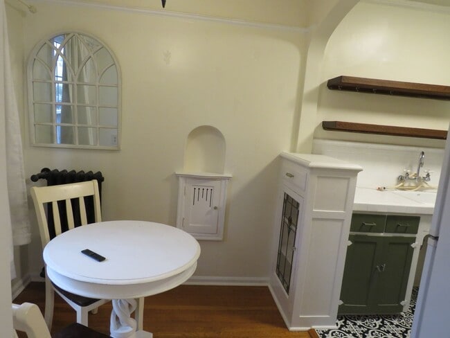 Building Photo - Capitol Hill Studio $1550.00,  W/S/G included. La Flor Condominiums.