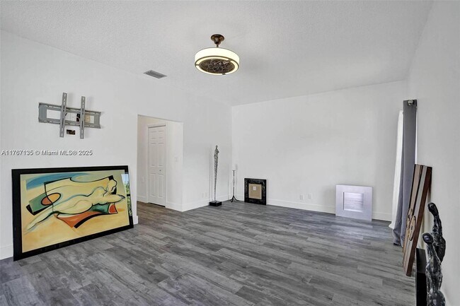 Building Photo - 16610 Royal Poinciana Ct