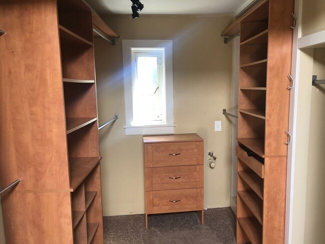 Building Photo - Maple Leaf, Two Bedroom, Woodsy Yard