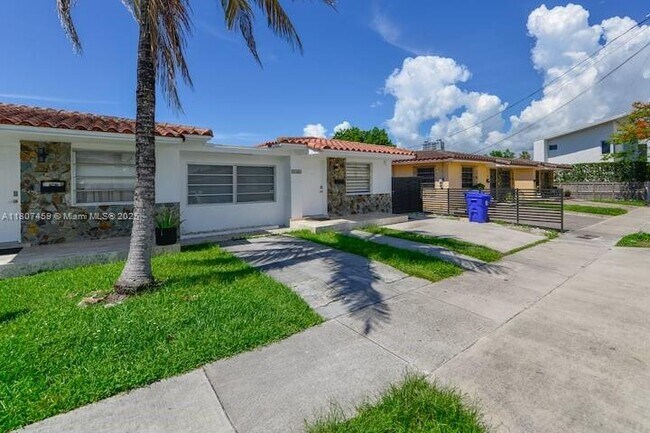 Building Photo - 3262 SW 28th St