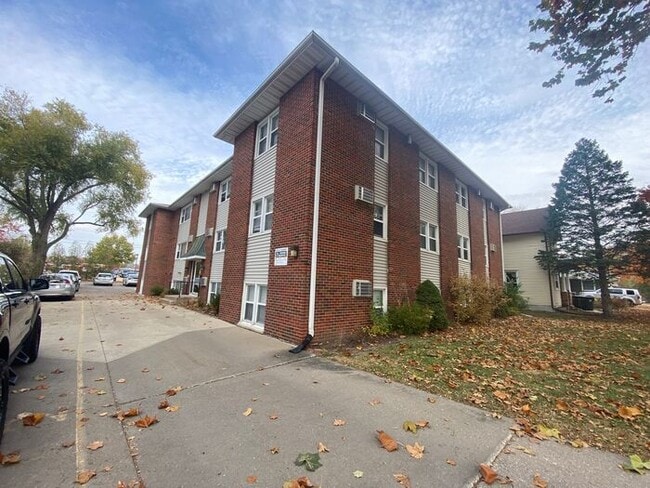 Building Photo - $1,300 | 2 Bedroom, 1 Bathroom Apartment |...