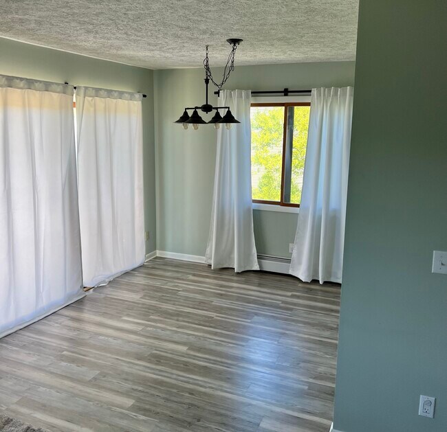 Building Photo - 2685 Green Meadows Dr