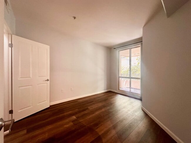 Building Photo - Beautiful One Bedroom Condo in the " Piazza Palermo." building! Pet considered!!