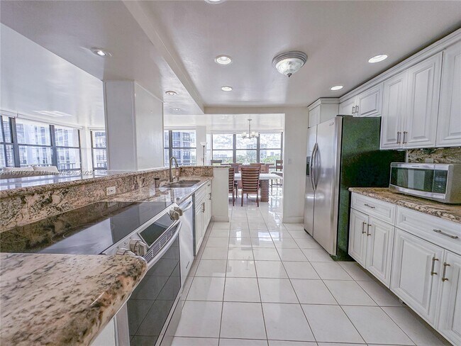 Building Photo - 800 Parkview Dr