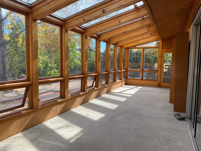 Building Photo - Sacramento Riverfront Home with Pool
