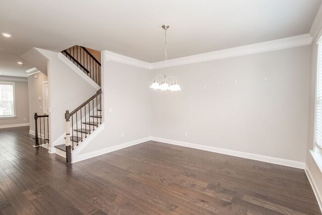 Building Photo - 3 story townhome in a great location in Ch...