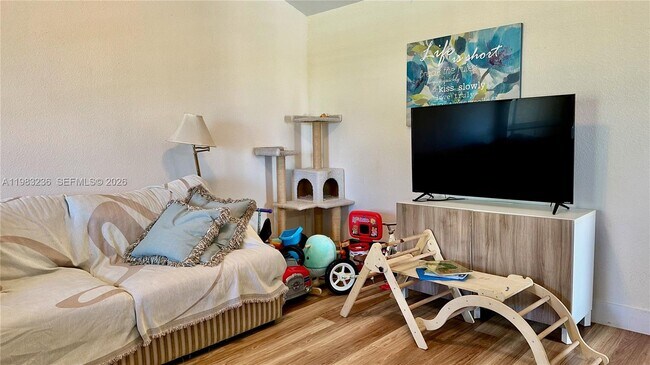 Building Photo - 977 Riverside Dr