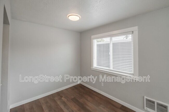 Building Photo - 205 6th Ave SW
