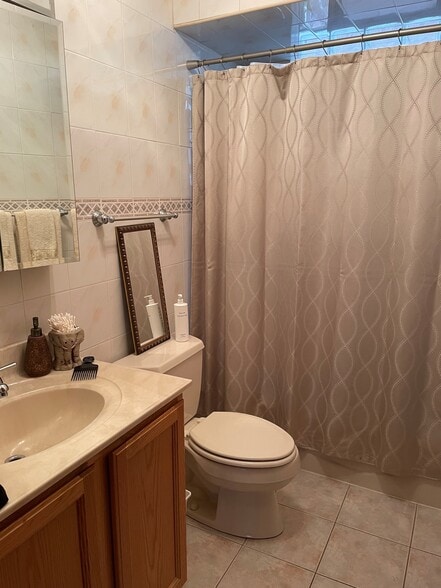 FULL BATH WITH BATHTUB - 703 N 11th Ave