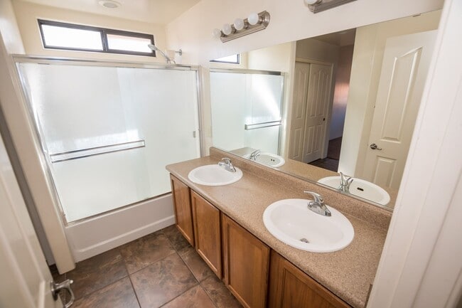 Building Photo - 3 Bedroom, 2 Bath Sante Fe, 2 Car Garage, ...