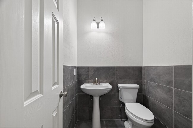 Building Photo - 3522 Brookwood Dr