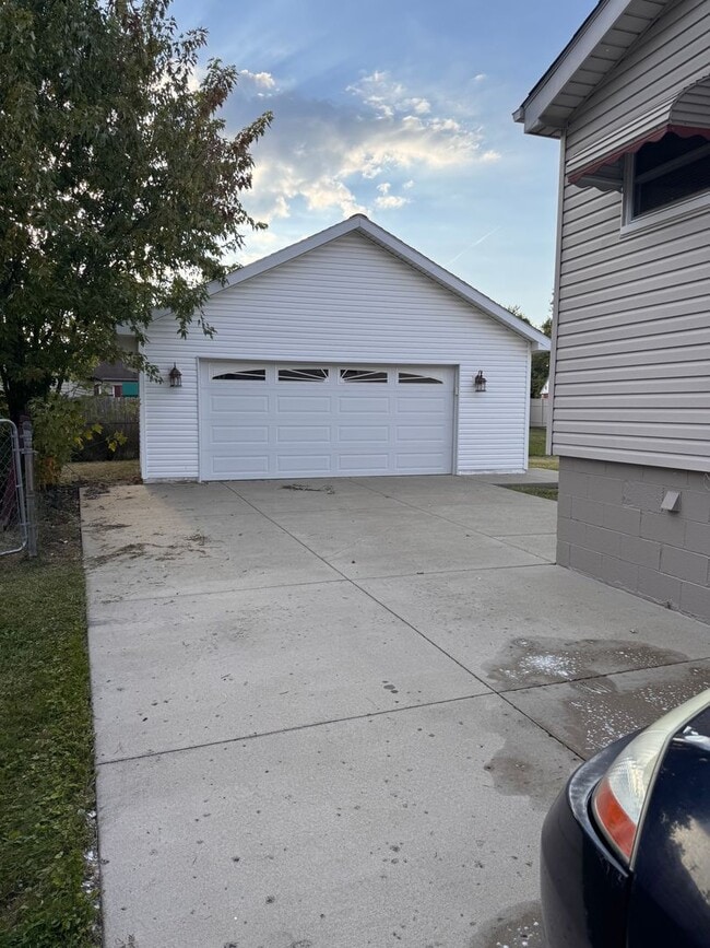 Building Photo - 3 Bedroom Home