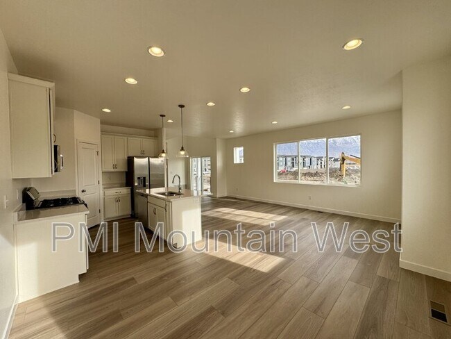 Building Photo - 805 W 510 S