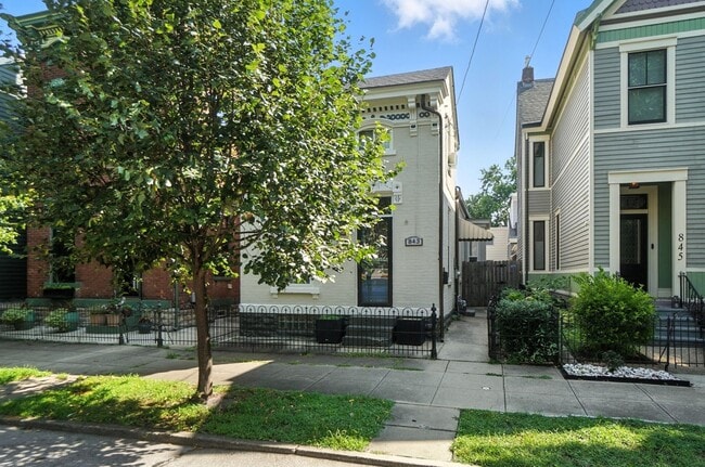 Building Photo - Two Bedroom in Newport!