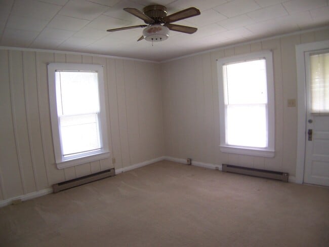 Building Photo - 1 Bedroom off Staley Rd!