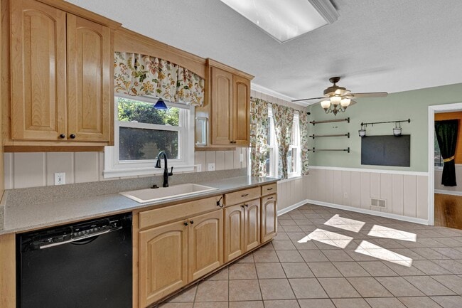 Building Photo - 3533 Greenleaf Rd