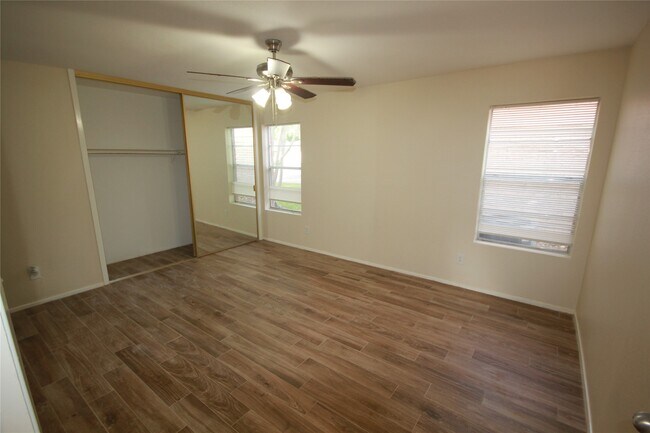 Building Photo - 5302 Town Park Blvd