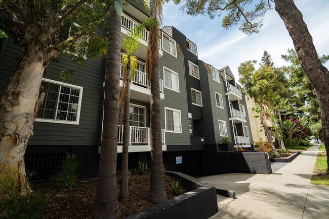 Building Photo - 685 Kelton Ave