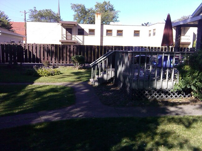 Building Photo - 415 Center St