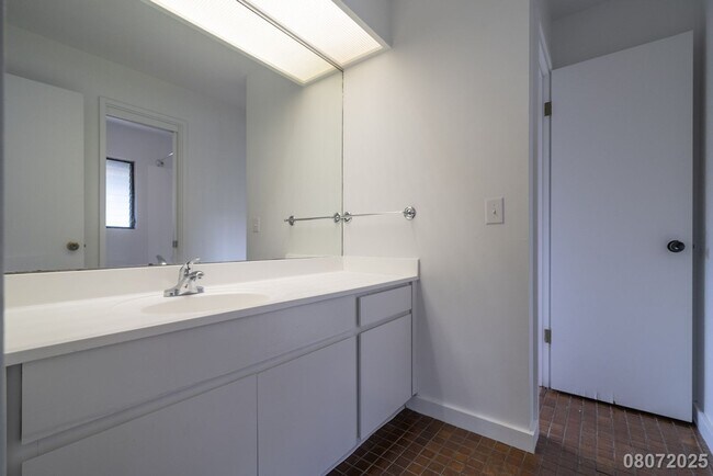 Building Photo - Newly Renovated 3 BD/2 BA Home with 2 Car ...