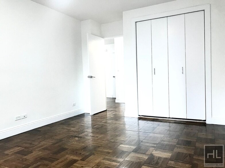 Building Photo - 5 AVENUE